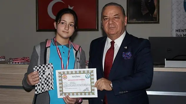 Yeni Yılın İlk Örnek Öğrencileri Ödüllendirildi