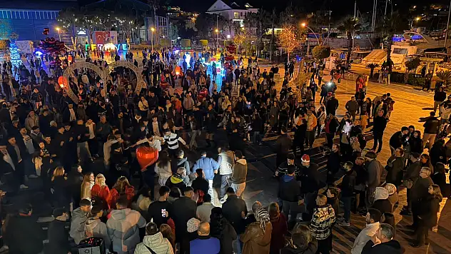 Yılbaşı Fethiye Beşkaza Meydanı'nda Coşkuyla Karşılandı