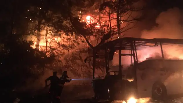 Yolcu otobüsünde başlayan yangın ormana sıçradı