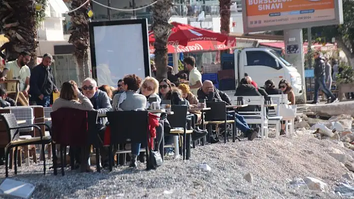 Yeni yılın ilk gününde sahillere akın ettiler