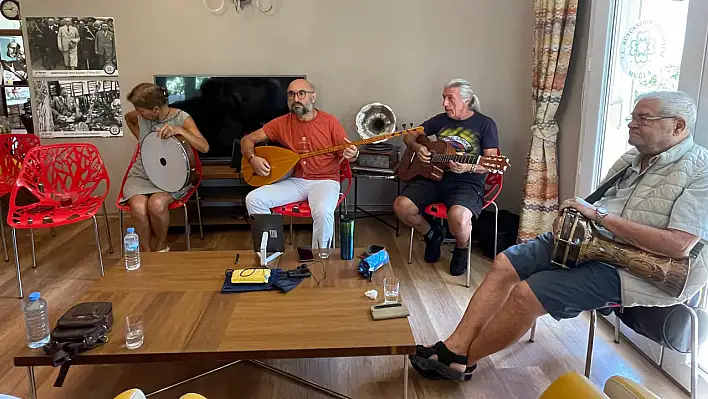 100 Yaş Evi'nde Sanat, Müzik ve Söyleşiler Devam Ediyor