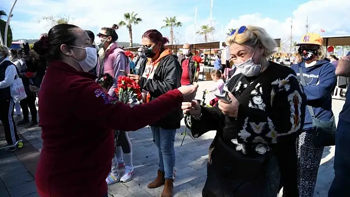 14 Şubat Sevgililer Günü Fethiye'de şarkılarla kutlandı