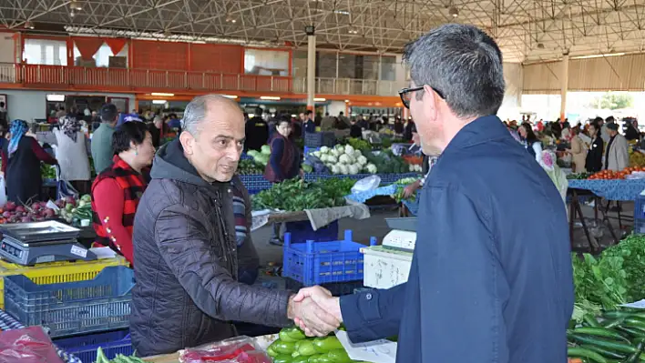 Aday Adayı Kökten, Pazar esnafı ve vatandaşlarla bir arada