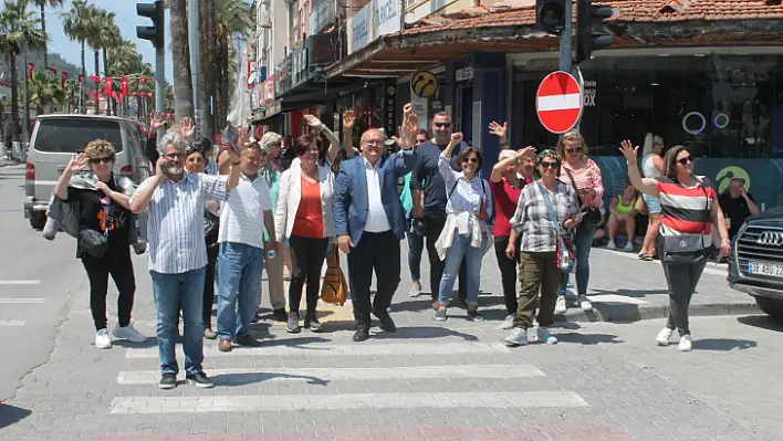 Aday Demir, pazar esnafıyla buluştu