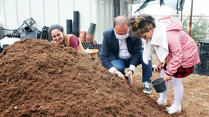 AK Parti Menteşe İlçe Başkanı Eray Çiçek çiçek seralarında çalışan kadınları ziyaret etti