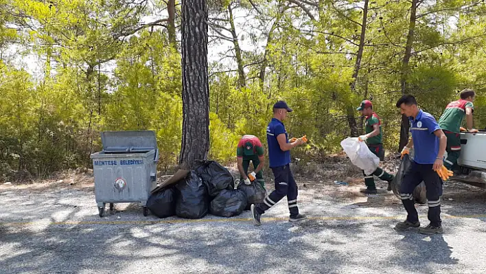 Akbük Koyu'nda 2 ton çöp topladı