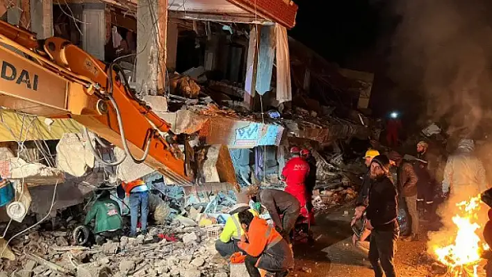 AKUT FETHİYE EKİBİ 21 VATANDAŞI ENKAZ ALTINDAN KURTARDI