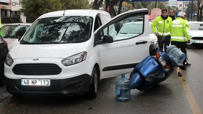 Aracın açılan kapısına çarpan motosiklet sürücüsü yaralandı