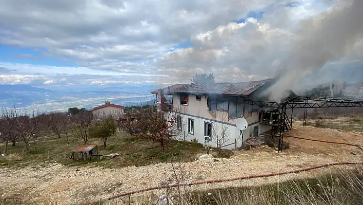 Arsa Mahallesi'ndeki yangında ev kullanılamaz hale geldi