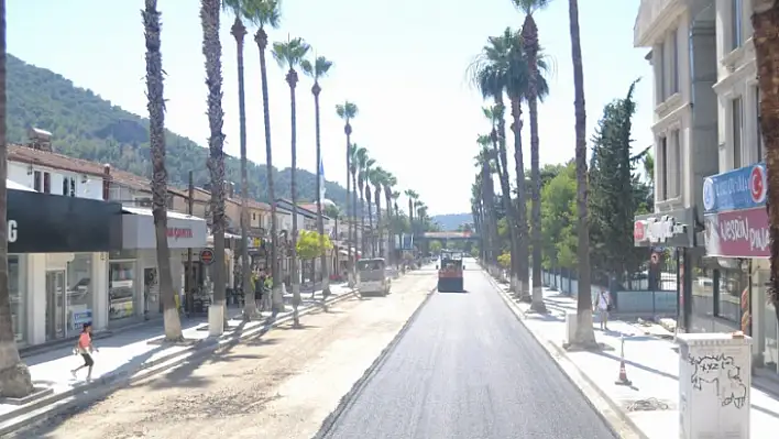 ATATÜRK CADDESİ'NDE SICAK ASFALT ÇALIŞMALARI BAŞLADI