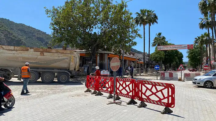 ATATÜRK CADDESİ TRAFİĞE KAPALI