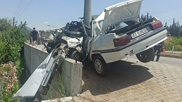 Aydınlatma direğine çarpan otomobildeki 2 kişi yaralandı