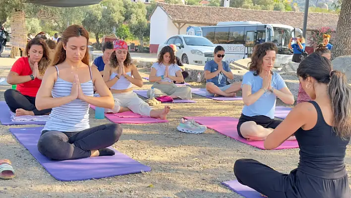 Bafa Gölü Manzarasında Yoga