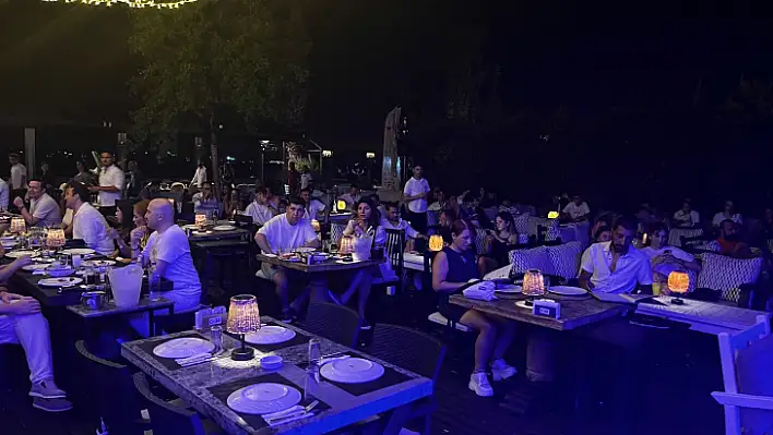 Barbunn Cafe Bistro'da Nur Usta'dan Muhteşem Sahne Performansı