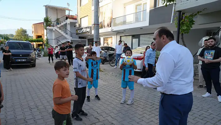 Başkan Akdenizli'den Anlamlı Hediye