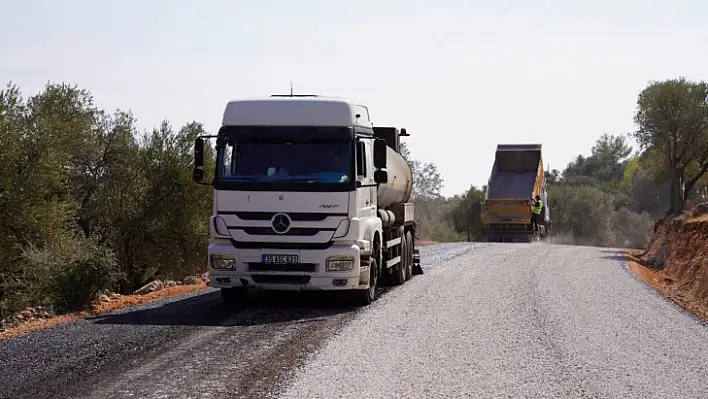 Başkan Akdenizli, Karaderde'ki asfalt çalışmalarını yerinde inceledi