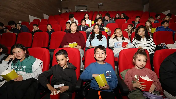 Başkan Aras'tan Çocuklara Sinema Hediyesi