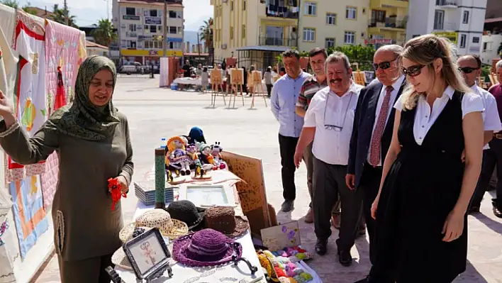 BAŞKAN OTGÖZ, HAYAT BOYU ÖĞRENME HAFTASI SERGİNİN AÇILIŞINI YAPTI