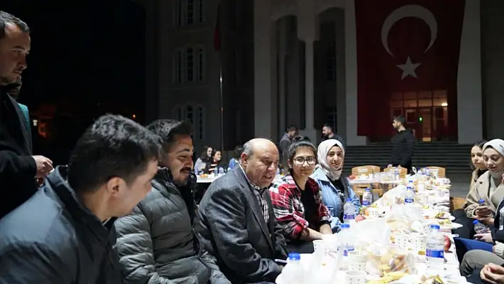 BAŞKAN OTGÖZ, SAHURDA ÖĞRENCİLERLE EKMEĞİNİ PAYLAŞTI