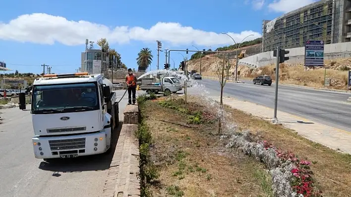 Belediye Ekipleri bayramda da yoğun mesaiye devam ediyor