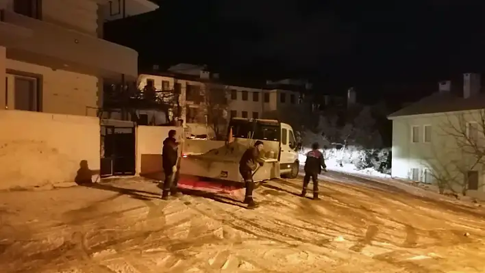 Belediye ekiplerince tuzlama çalışması yapıldı