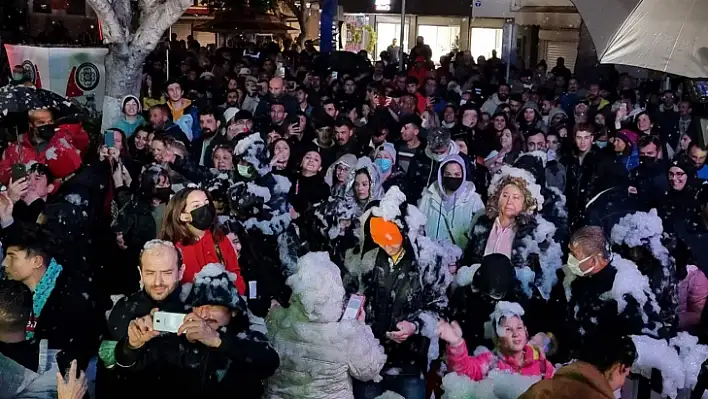 Belediye Meydani Sahnesi Konserleri Başladi