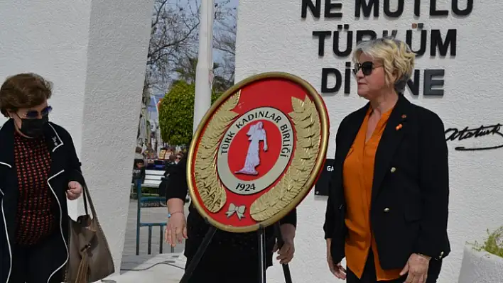 Beşkaza Meydanı'nda Çelenk Koyma Töreni