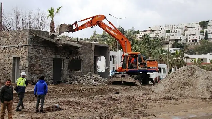 Bodrum'da Sahilde Bulunan Kaçak Bina Yıkıldı