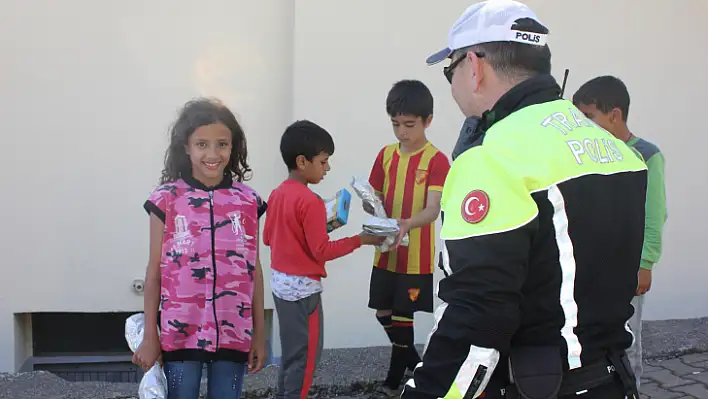 Bu yolda sana çok güveniyoruz diye yola çıkıp, hediye dağıttılar