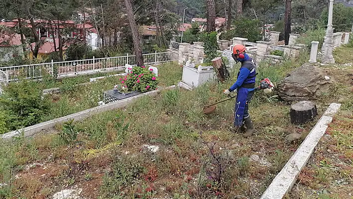 Büyükşehir'den Bayram Öncesi Mezarlık Temizliği