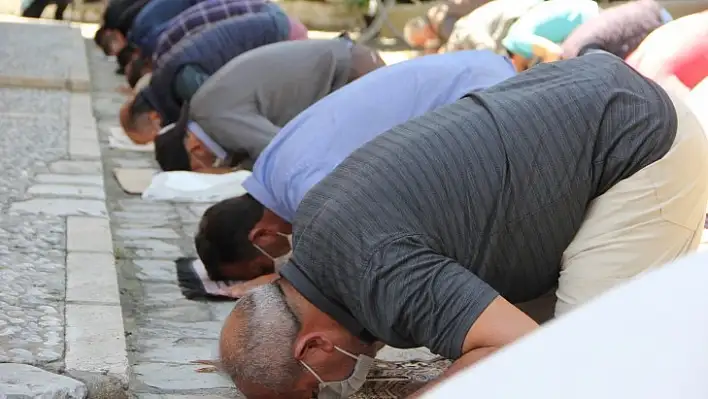 Camiler, Cuma Namazıyla Birlikte İbadete Açıldı