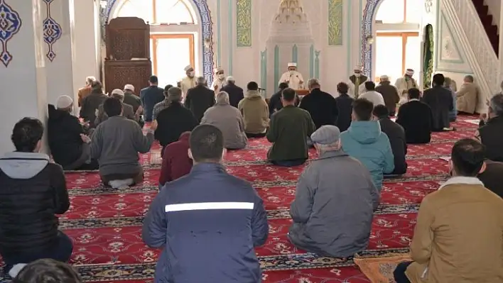 Camilerde istiklal marşının kabulü için mevlit okundu