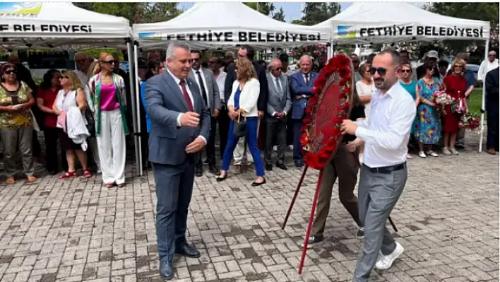 CHP'den çelenk sunma töreni