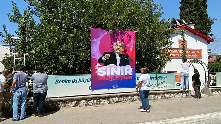 CHP İlçe binasına 'Sınır Namustur' pankartı asıldı