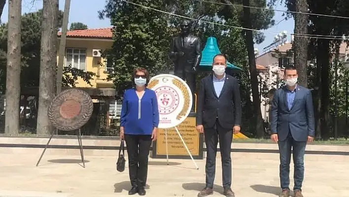 CHP Ula İlçe Başkanlığı Atatürk Anıtı'na Çelenk Sundu