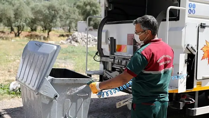 Çöp konteynerlerine hassas temizlik