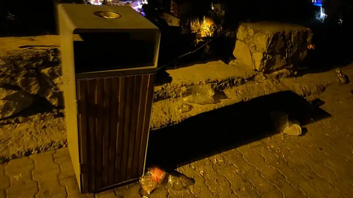 Çöp kutuları dururken çöpü yere atıyorlar!