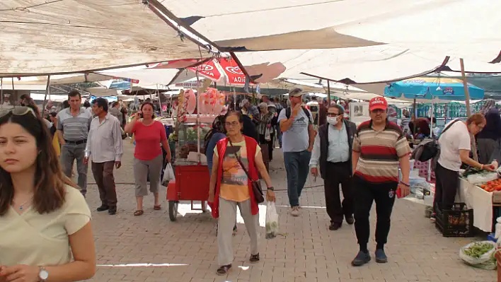 Cuma Pazarı'nda Yoğunluk