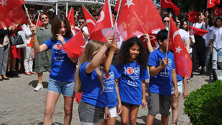 Cumhuriyet Meydanı'na Çelenk Sunumu Yapıldı