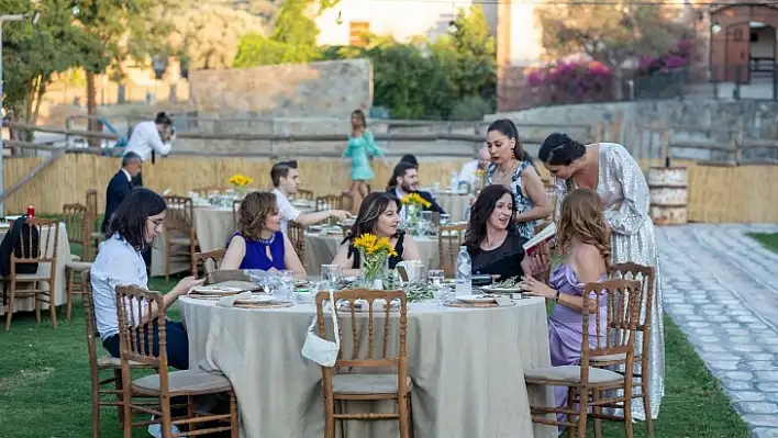 Davetlilere nikah şekeri yerine kitap hediye edildi