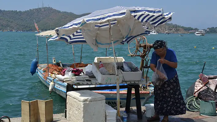 Denizden tuttuğu balıklarla 5 tane çocuk okuttu