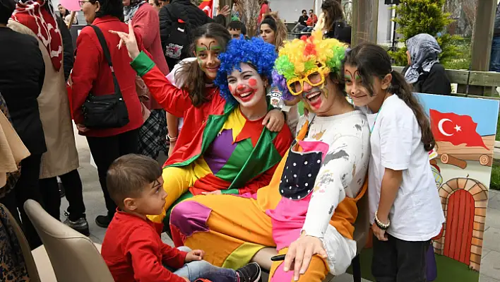 Depremin yaraları 23 Nisan coşkusuyla sarıldı