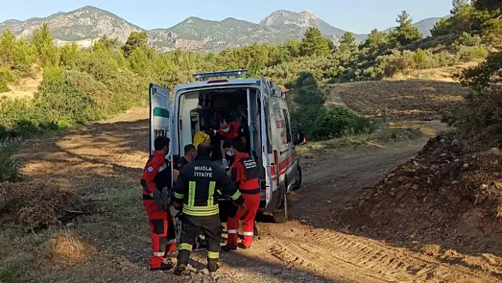 Dereye yuvarlanan araçta sıkışan sürücü kurtarıldı