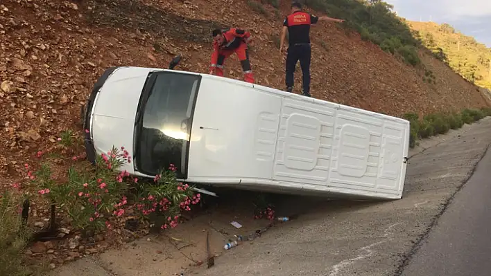 Devrilen ticari aracın sürücüsü yaralandı