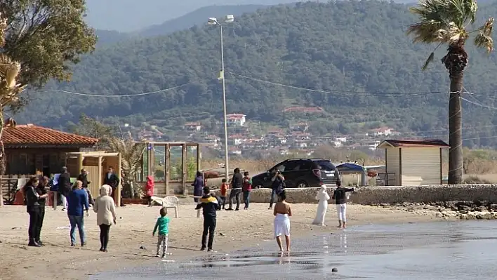 Evde Kalmadılar, Denize Girdiler!