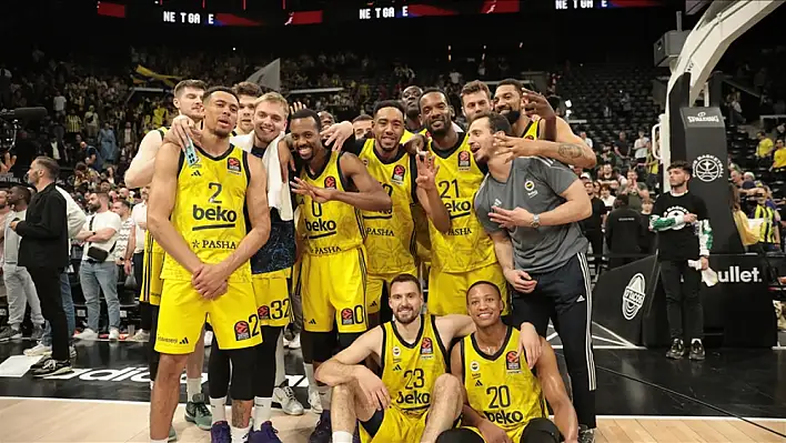 Fenerbahçe'nin Final Maçı Beşkaza Meydanı'nda Dev Ekranda