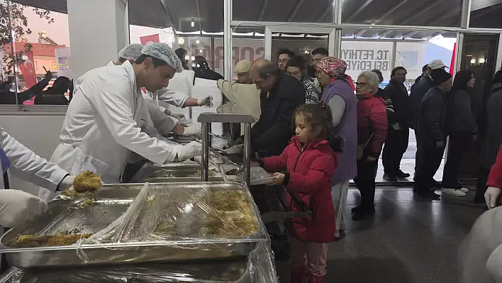 Fethiye Belediyesi'nden günde 2000 kişiye yemek dağıtımı