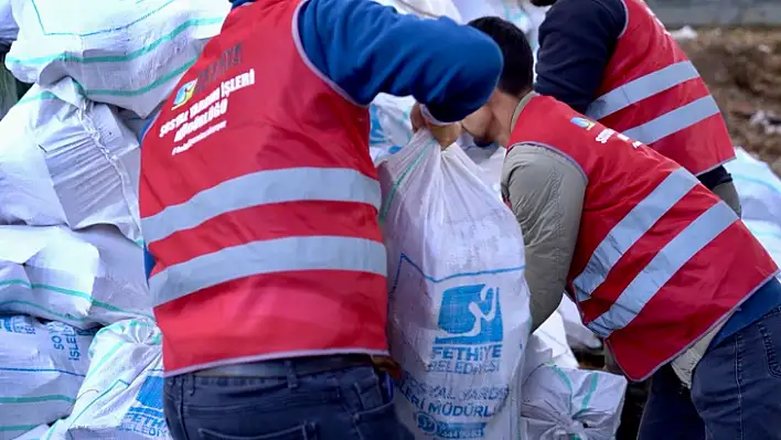 Fethiye Belediyesi'nden yakacak odun yardımı başladı