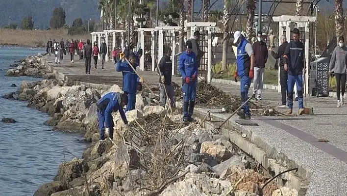 Fethiye Belediyesi, şiddetli yağmurun izlerini siliyor