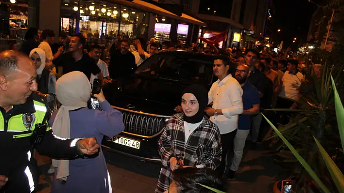 Fethiye'de binlerce kişi TOGG'u karşıladı